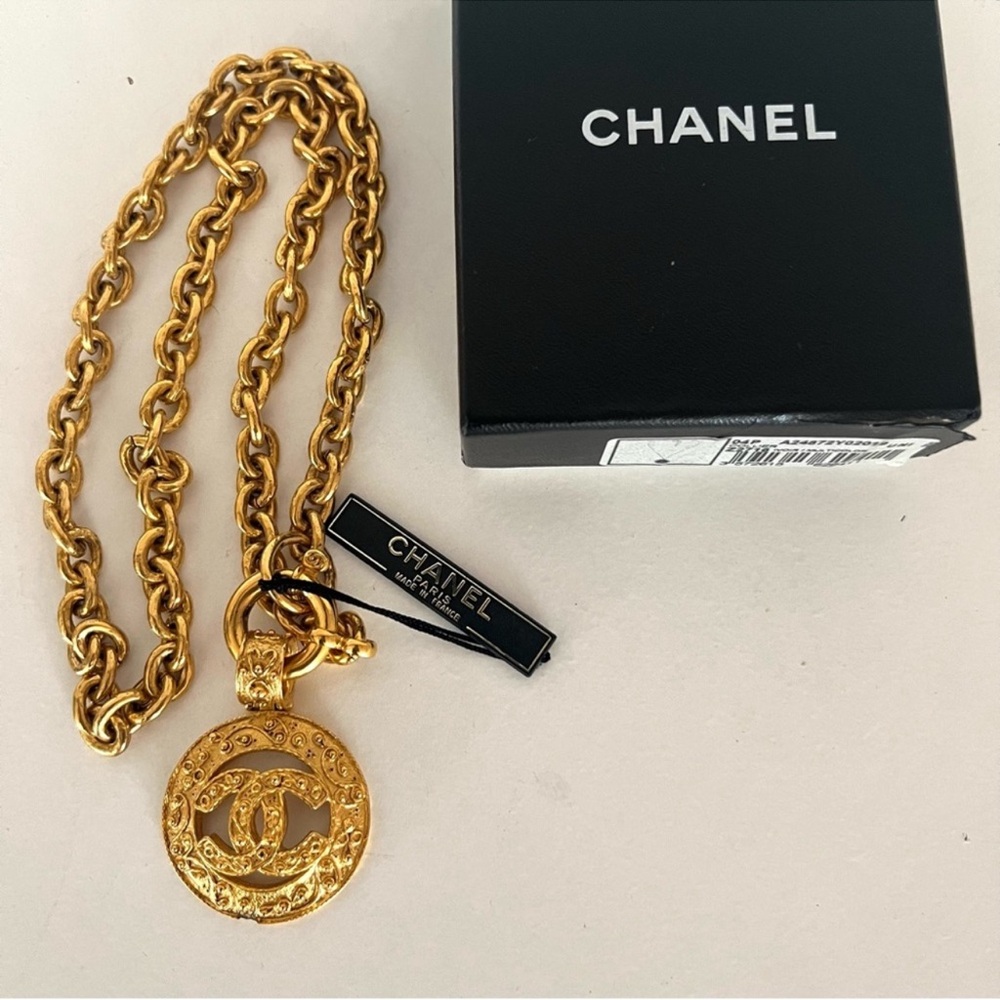 💯 Authentic Chanel Coco Mark Gold Plated 94 A Pendant Necklace W/Box❤️ - Picture 5 of 11